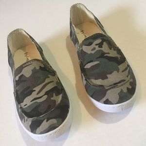 New camouflage canvas flats